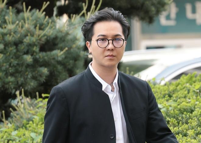 ‘부실 복무’ 혐의를 받는 송민호가 21일 서울 마포구 서울서부지법에서 열리는 병역법 위반 혐의 1차 공판에 출석하고 있다. 2026.4.21 뉴스1