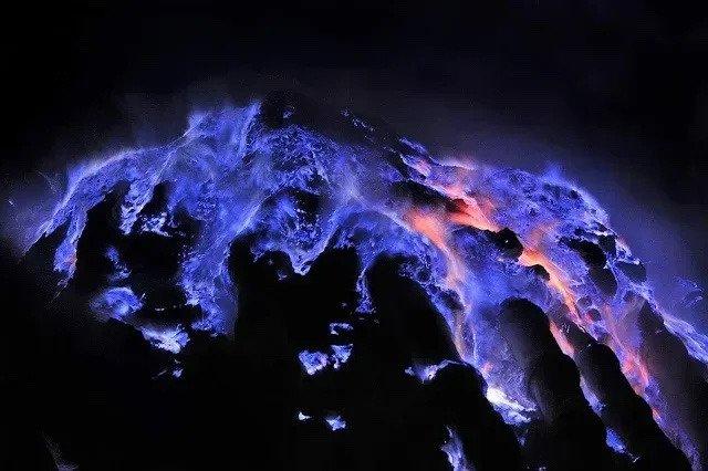 this-volcano-in-indonesia-erupts-icy-violet-colored-lava-at-v0-stpnnmp5o01h1.jpeg