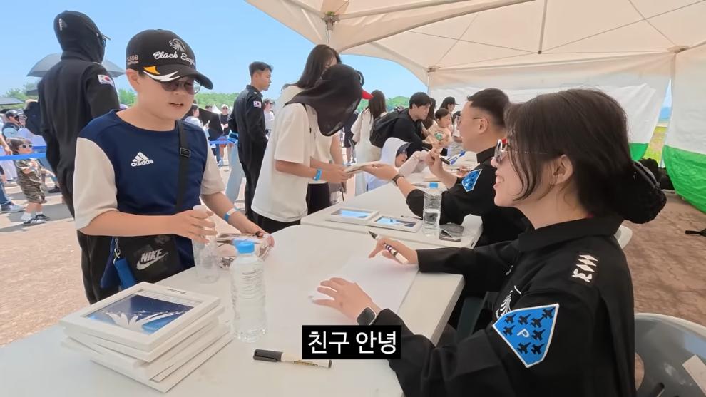 충주시 - 군인과 함께 [YqVzQCRmhsU - 990x557 - 1m22s].jpeg.png