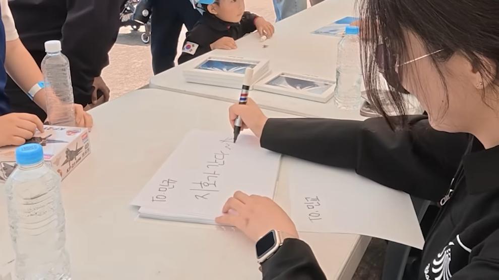 충주시 - 군인과 함께 [YqVzQCRmhsU - 990x557 - 1m38s].jpeg.png
