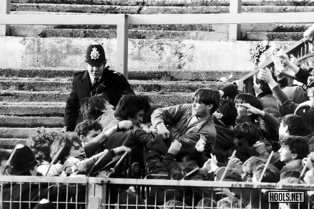 english-football-hooligans-of-the-1980s-in-pictures-2.webp
