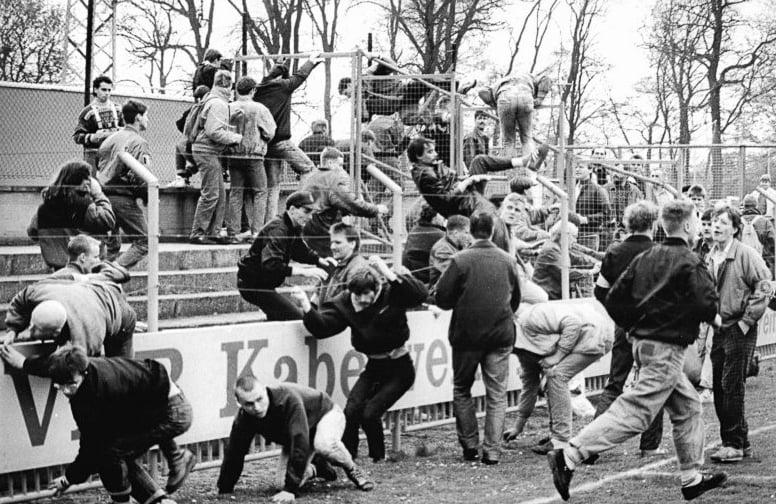 Bundesarchiv_Bild_183-1990-0414-009,_FDGB-Pokal,_1._FC_Lok_Leipzig_-_Dynamo_Schwerin,_Ausschreitungen.jpg